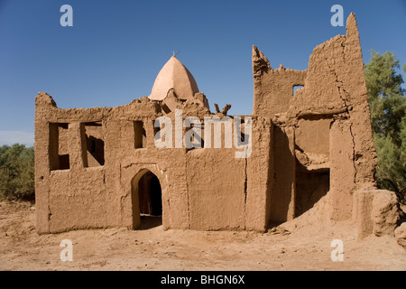 Adobe maison en ruines dans la vallée du Draa dans le désert du Sahara, près de Tinfou village dans le centre du Maroc Banque D'Images