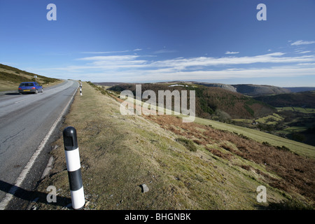 Vue depuis l'une de542 à Horseshoe Pass Vue vers l'escarpement calcaire d'Eglwyseg les roches. Banque D'Images