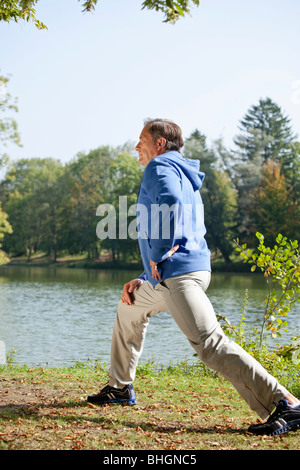 L'homme s'étend au bord du lac Banque D'Images