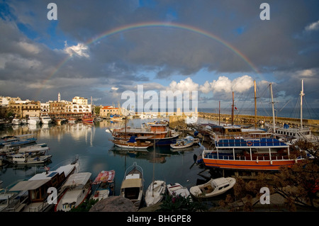 Les bateaux et le port sous l'Arc-en-ciel Girne Kyrenia Chypre du Nord Banque D'Images