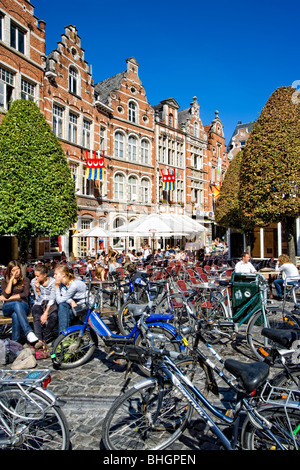 Café à la Oude Markt, à Leuven, Belgique, Europe Banque D'Images