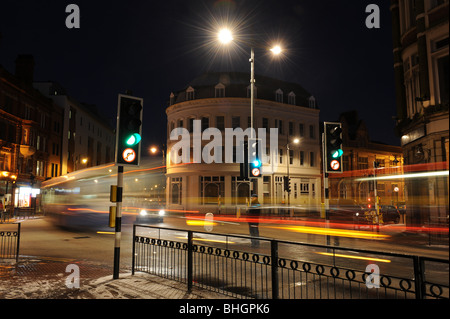 Feux de circulation de nuit à Lichfield Street junction Wolverhampton le site de Britains premier feux de circulation Banque D'Images