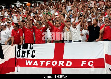 L'Angleterre avec les drapeaux des fans chanter dans les stands lors de la Coupe du Monde 2006 Banque D'Images