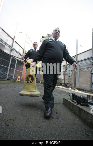 Service de police d'Irlande du perpare à fermer Andersonstown Poste de police. Le Fews de l'intérieur de guet etc.. Banque D'Images