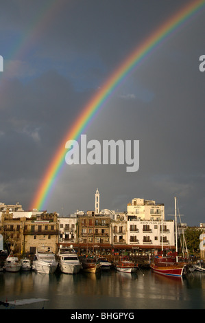 Les bateaux et le port sous l'Arc-en-ciel Girne Kyrenia Chypre du Nord Banque D'Images