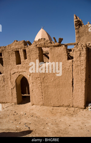 Adobe maison en ruines dans la vallée du Draa dans le désert du Sahara, près de Tinfou village dans le centre du Maroc Banque D'Images