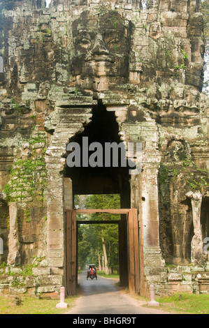 Tuk Tuk passe à travers la porte de l'est d'Angkor Wat au Cambodge Banque D'Images