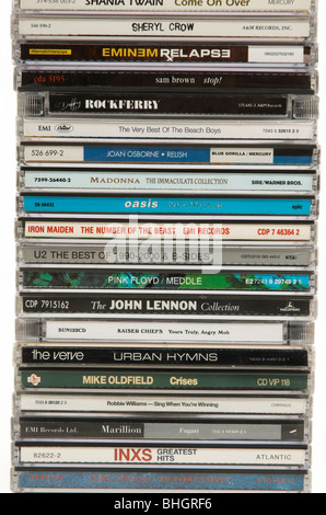 Pile de CD de musique allant de 1970 à 2000. Banque D'Images