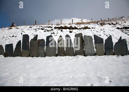 Une section d'une nouvelle clôture en ardoise construit quand la Crimée col a fait l'objet d'un travail achevé en 2008. Jusqu'à vers Moel Barlwyd Banque D'Images