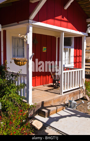 Maison rouge en harmonie, en Californie Banque D'Images