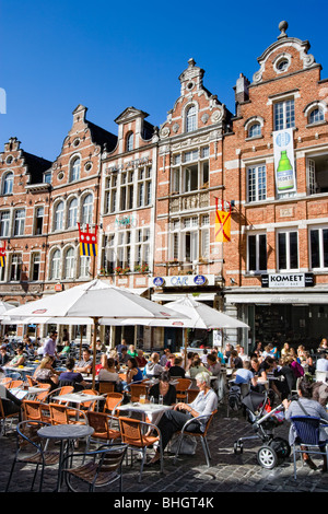 Café à la Oude Markt, à Leuven, Belgique, Europe Banque D'Images