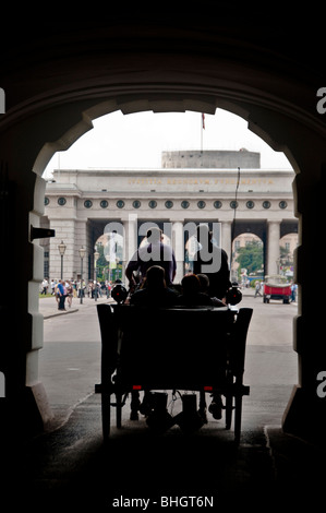 Une calèche Fiaker viennois durs par l'entrée de la Hofburg à Vienne, Autriche Banque D'Images