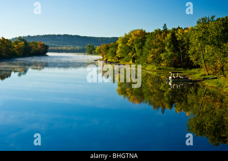 Au début de l'automne reflets dans la rivière Vermilion, Whitefish, Ontario, Canada Banque D'Images