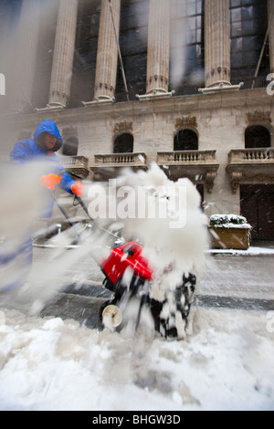 Le déblayage de la neige en face de la Bourse de New York Banque D'Images