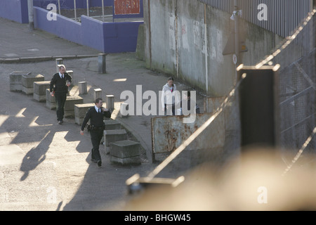 Service de police d'Irlande du perpare à fermer Andersonstown Poste de police. Le Fews de l'intérieur de guet etc.. Banque D'Images