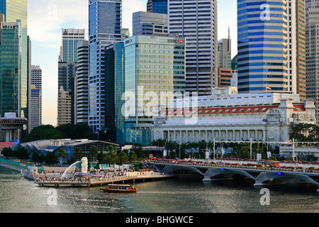 Singapour avec Merlion, Fullerton Hotel et gratte-ciel Banque D'Images