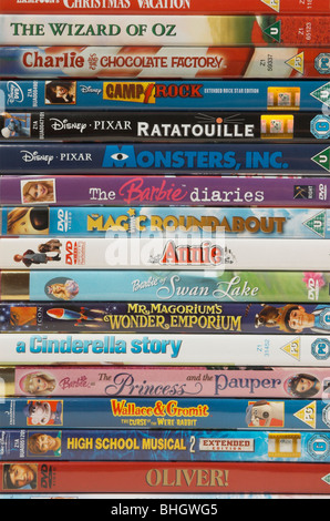 Pile de DVD dans leur cas, de divertissement pour enfants Banque D'Images