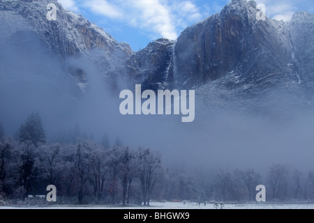 En ordre décroissant de brouillard sur valley falls avec en arrière-plan Banque D'Images