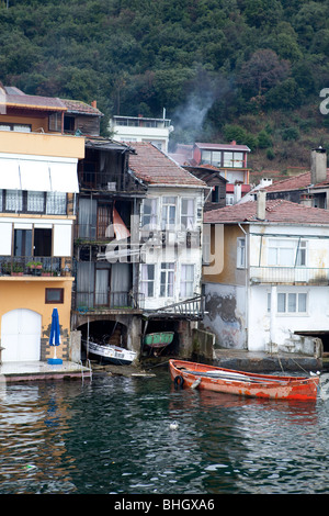 Le Bosphore (Bosphore) et ses villages de Rumeli Hisarı (hiver), Istanbul, Turquie, mer Méditerranée, Eurasie, Orient Banque D'Images