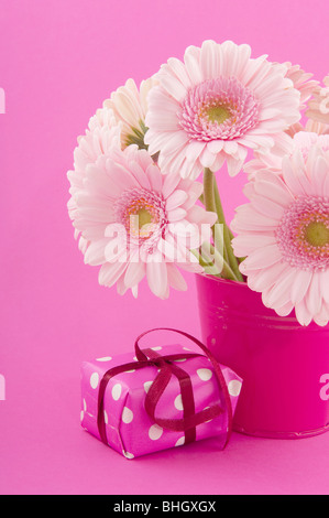 Anniversaire bouquet rose avec Gerber et présent Banque D'Images