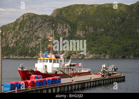 Le bateau côtier TERRA NOVA, vu ici en Hermitage, offre des fournitures et les passagers à des villages de pêcheurs dans le sud de Terre-Neuve Banque D'Images