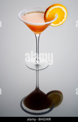 Side-car boisson à l'orange et le sucre garnir jante sur fond gris clair Banque D'Images