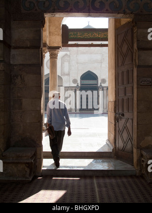 Homme entrant, cour de la mosquée al-Azhar, Le Caire, Egypte Banque D'Images