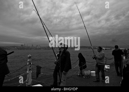 La Turquie, Istanbul, les pêcheurs sur le Bosphore, la côte asiatique au coucher du soleil. Istanbul, Turquie, l'Europe. Banque D'Images