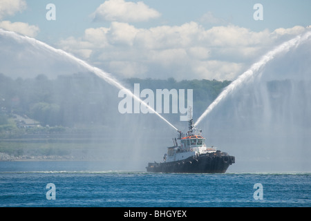 Un remorqueur montre de ses capacités de lutte contre l'incendie pendant les grands voiliers 2009 à Halifax, en Nouvelle-Écosse. Banque D'Images