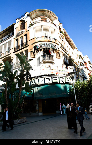 Beaux bâtiments blancs dans le centre financier de Casablanca au Maroc. Banque D'Images