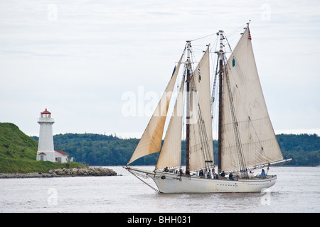 La goélette Harvey Gamage passe le phare sur George's Island dans le port de Halifax au cours du festival des grands voiliers de 2009. Banque D'Images