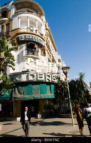 Beaux bâtiments blancs dans le centre financier de Casablanca au Maroc. Banque D'Images