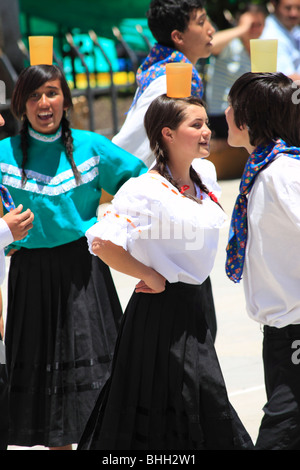 Groupe de danse folklorique de l'Université pédagogique de la Colombie. Duitama, Colombie, Amérique du Sud Banque D'Images