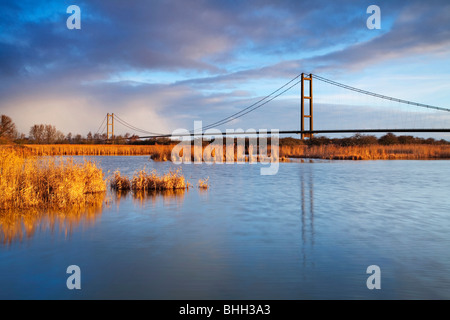 Le Humber Bridge vu de l'Extrême Ings National Nature Reserve à Barton-upon-Humber sur un matin ensoleillé Banque D'Images