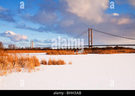 Le Humber Bridge vu de l'Extrême Ings National Nature Reserve à Barton-upon-Humber sur un matin d'hiver ensoleillé Banque D'Images