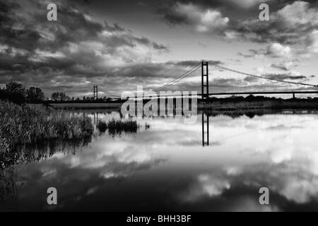 Le Humber Bridge vu de l'Extrême Ings National Nature Reserve à Barton-upon-Humber sur un matin ensoleillé Banque D'Images