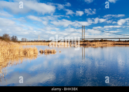 Le Humber Bridge vu de l'Extrême Ings National Nature Reserve à Barton-upon-Humber sur un matin ensoleillé Banque D'Images