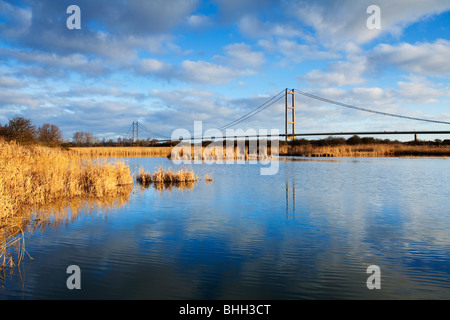 Le Humber Bridge vu de l'Extrême Ings National Nature Reserve à Barton-upon-Humber sur un matin ensoleillé Banque D'Images