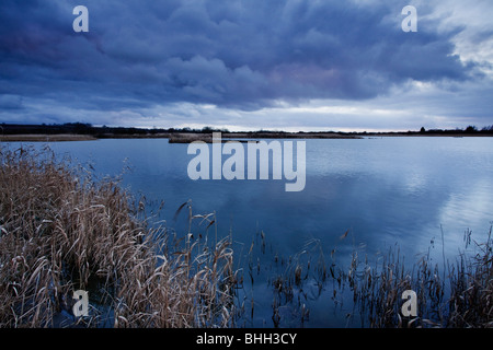 Un soir nuageux à l'Ings National Nature Reserve à Barton upon Humber dans le Nord du Lincolnshire Banque D'Images