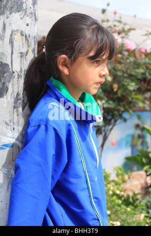 Angry girl par un arbre. École rurale. Chiquinquirá, Colombie, Amérique du Sud Banque D'Images