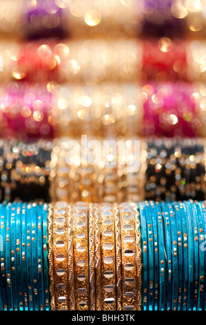 Womens bangles indiens. L'Inde. Selective focus Banque D'Images