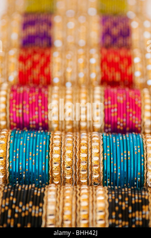 Womens indien motif bangles Banque D'Images