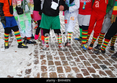 Groupe de jeunes portant les couleurs de carnaval traditionnel rouge jaune et vert à la célébration de carnaval néerlandais Banque D'Images