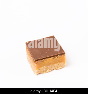 Sablés au Chocolat et au caramel couverts aganst isolé sur fond blanc. Banque D'Images