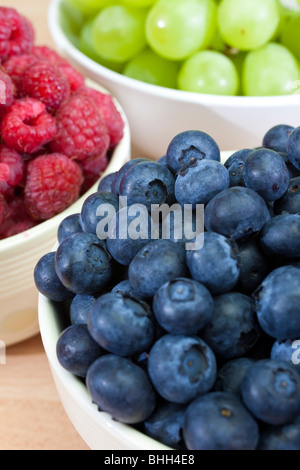 Trois bols de petit-déjeuner sain des baies, framboises, bleuets et raisins Banque D'Images