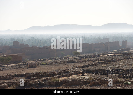 Brume matinale par une Kasbah dans la vallée du Draa au nord de Zagora Banque D'Images