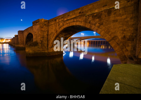 Une vue en temps réel de nuit les trois ponts qui traversent le tweed à Berwick upon Tweed Banque D'Images