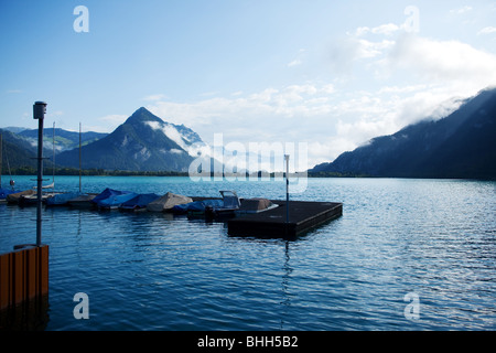 Matin d'Interlaken sur Teal Lake avec voilier - La Suisse, l'Europe centrale Banque D'Images