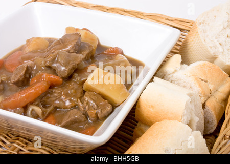 Goulasch ou ragoût de boeuf avec du pain blanc croustillant. Banque D'Images