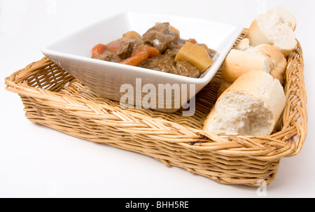 Goulasch ou ragoût de boeuf avec du pain blanc croustillant. Banque D'Images